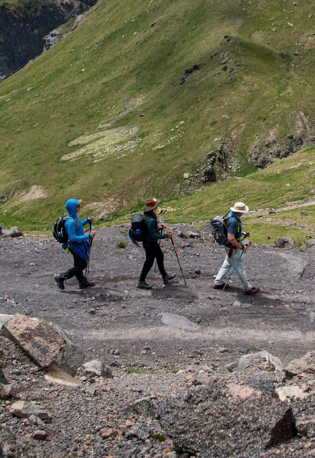 Una de las actividades que ofrecen nuestros parques es el trekking o caminata guida.